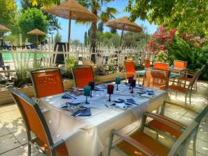 een tafel met stoelen en parasols op een patio bij International Glamping Lago Di Bracciano in Trevignano Romano