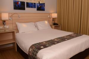 Postel nebo postele na pokoji v ubytování Crystal Suites + 37 fotografií