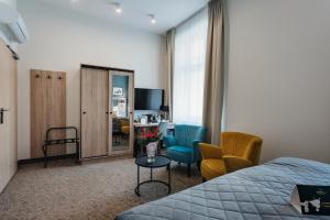 Televízia a/alebo spoločenská miestnosť v ubytovaní Hotel 32 Kraków Old Town