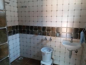 Un baño de Back To Nest Homestay