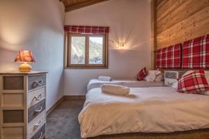 2 aparte bedden in een slaapkamer met een raam bij Apartment Belle Paradis in Chamonix-Mont-Blanc