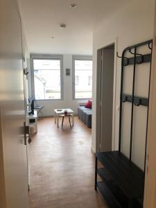 un salon avec un canapé et une table dans l'établissement HYPER CENTRE - WIFI FIBRE GRATUIT - JERGWELOH - Le Parisien, à Caen