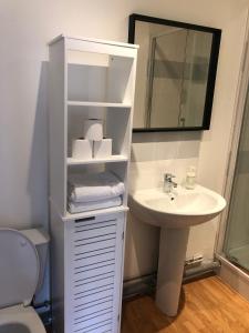 bagno bianco con lavandino e specchio di HYPER CENTRE - WIFI FIBRE GRATUIT - JERGWELOH - Le New Yorkais a Caen