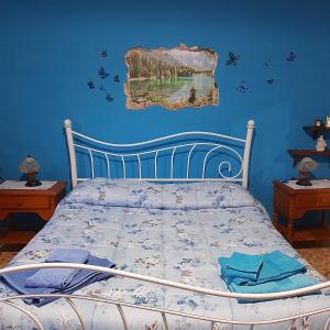 - une chambre avec un lit orné d'une peinture murale dans l'établissement B&B Da Andreina, à Guspini