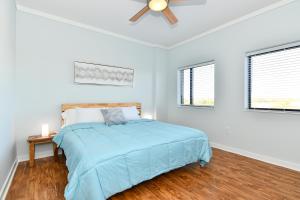 1 dormitorio con 1 cama y ventilador de techo en {Cloud 9} Luxury 2 Bedroom Condo in Uptown Charlotte en Charlotte