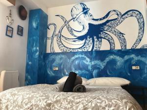 莫夕亞的住宿－拉卡薩福爾德旅舍，躺在床上的人,墙上涂有章鱼