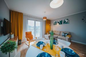 salon ze stołem i kanapą w obiekcie Apartament Viki & Ski w Szklarskiej Porębie