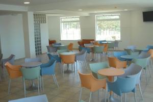 a room filled with tables, chairs, and tables at Ericeira Camping & Bungalows in Ericeira