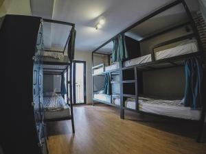 A bed or beds in a room at El Granado Hostel Még 30 kép
