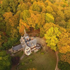 una vista aérea de una mansión en el bosque en Villa du Châtelet, en Choisy-au-Bac