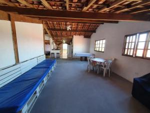 Habitación con camas, mesa y sillas. en Casapraia, en Itanhaém