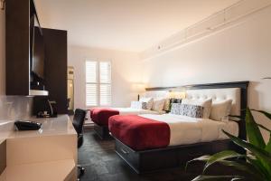 
a hotel room with a large bed and a large window at Hôtel des Coutellier in Quebec City
