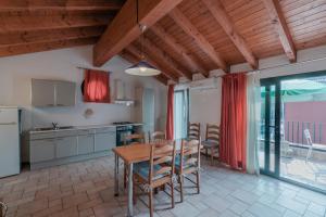 a kitchen and dining room with a table and chairs at Villa Natalina - a 100 metri dalle Terme Virgilio in Sirmione