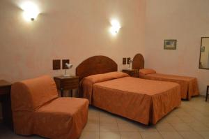 una stanza d'albergo con due letti e una sedia di Casa Zavatti a Roma