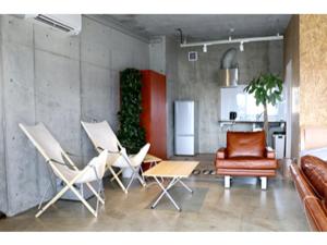 AkaishiにあるOGAL INN - Vacation STAY 01879vのリビングルーム(椅子、テーブル、ソファ付)