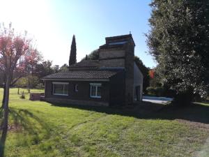 una pequeña casa con chimenea en la parte superior de un patio en Le pigeonnier de La Mouline en Viterbe