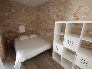A bed or beds in a room at Le pigeonnier de La Mouline