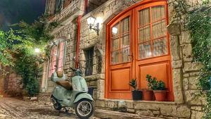 a scooter parked in front of a building at Oberj d'Azur Alaçatı in Alaçatı