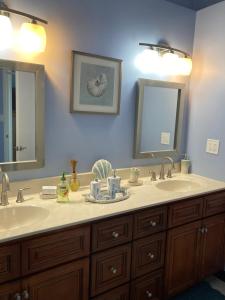 MisgenCasa Cielo的配有两个水槽和两面镜子的浴室