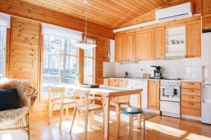 - une cuisine avec une table et des chaises dans la chambre dans l'établissement Katve Nature Retreat, à Kirkkonummi