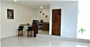 eine Küche mit Tisch und Hockern in einem Zimmer in der Unterkunft VILLA D-SPITIA Apartamentos en renta in Atlixco