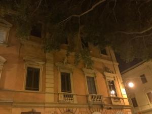 un grande edificio con finestre di notte di Living Downtown Codice IUN Q4645 a Cagliari
