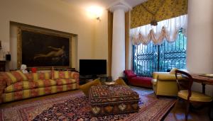 a living room with a couch and a table at Cleopatra B&B in Palermo