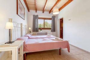 Posteľ alebo postele v izbe v ubytovaní Villa Alexandria Cala San Vicente 300m from the beach