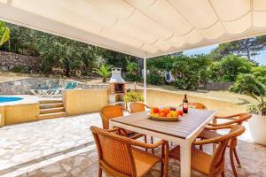Bazén v ubytovaní Villa Alexandria Cala San Vicente 300m from the beach alebo v jeho blízkosti