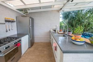 Kuchyň nebo kuchyňský kout v ubytování Helios Luxury Suites