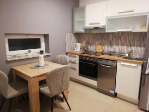 ザグレブにあるGuest House Lucijaのキッチン(テーブル、椅子、シンク付) +21枚の写真