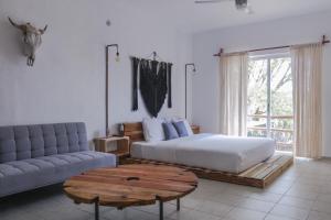 - une chambre avec un lit, un canapé et une table dans l'établissement Lucky Duck PJ, à Cancún