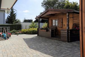 ein kleiner Holzschuppen auf einer Terrasse in der Unterkunft Ferienhaus Däschinger in Mastershausen