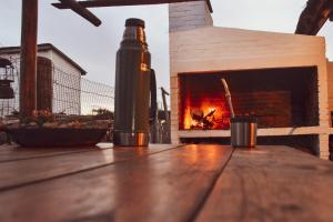 プンタ・デル・ディアブロにあるComplejo Diablo Verde Punta del Diabloの木製テーブル(背景に炉付)