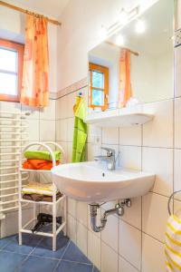 ein Bad mit einem Waschbecken und einem Spiegel in der Unterkunft Daarhof in Wagrain