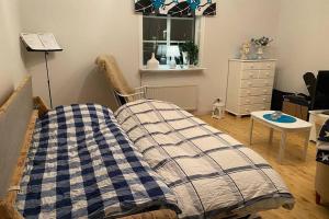 um quarto com uma cama, uma mesa e uma cómoda em Guesthouse em Öjebyn