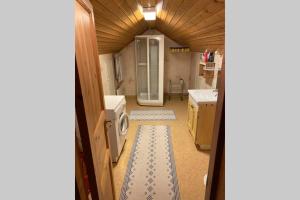 bagno con lavandino, lavatrice e asciugatrice di Guesthouse a Öjebyn
