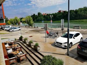 Výhled na řeku, která protéká v blízkosti apartmánu