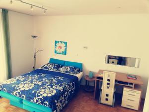 1 dormitorio con 1 cama y escritorio con ordenador en Apartment Lent en Maribor