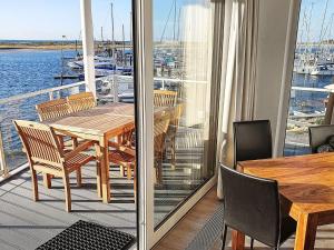 ein Esszimmer mit einem Tisch und Blick auf das Wasser in der Unterkunft Two-Bedroom Holiday home in Wendtorf 27 in Wendtorf