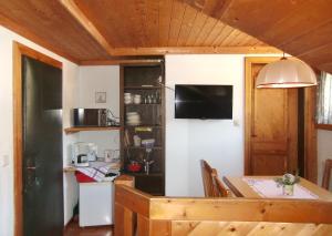 Televízia a/alebo spoločenská miestnosť v ubytovaní Zimmer und Ferienwohnungen "Heidis Welt" Podlanig