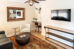 sala de estar con sofá y mesa en Harbor House Inn en Santa Bárbara