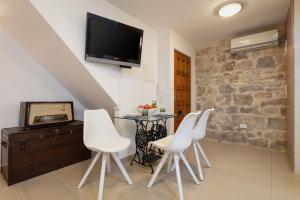 TV a/nebo společenská místnost v ubytování Sea La Vie Apartments