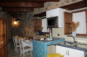 Kuchyň nebo kuchyňský kout v ubytování Casas Rurales Entre Babia y La Luna