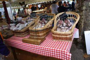 drei Körbe auf einem Tisch mit einem roten und weißen Tischtuch in der Unterkunft Auberge Les Myrtilles in Couflens