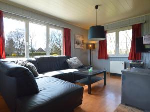 un soggiorno con divano e tavolo di Elegant Chalet in Malmedy with Private Garden a Malmedy