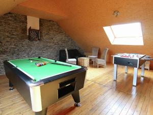 uma sala de estar com uma mesa de bilhar e uma mesa com uma piscina em Modern Holiday Home in Neufch teau with Terrace em Neufchâteau