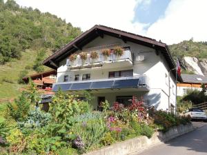 莫雷爾的住宿－holiday home in M rel near the Aletsch ski area，前面有鲜花的白色建筑