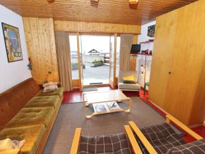 een woonkamer met een bank en een tafel bij Apartment only approx 60m from the ski lift in La Tzoumaz