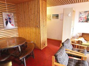 een eetkamer met een houten tafel en stoelen bij Apartment only approx 60m from the ski lift in La Tzoumaz